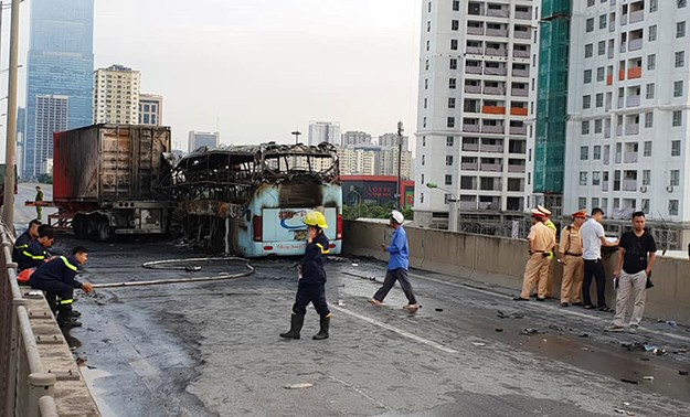 Xe khach dam duoi xe container, boc chay kinh hoang: Da co nguoi chet