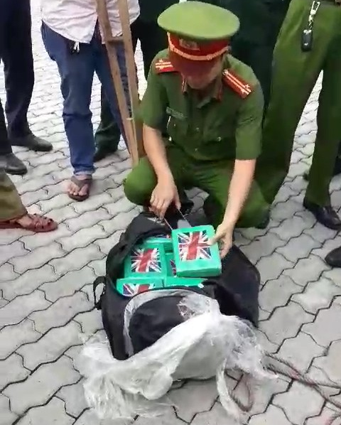 Bi an 100 banh cocaine trong container phe lieu o cang Cai Mep