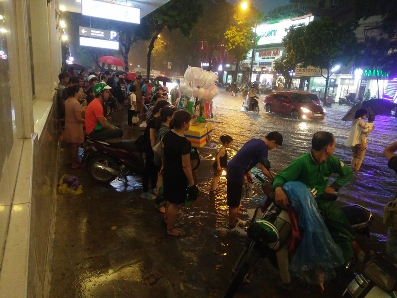 Ha Noi: Giao thong hon loan vi mua lon-Hinh-5