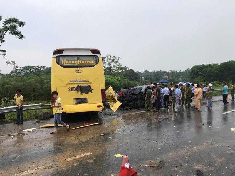 O to dam xe khach kinh hoang tren cao toc Noi Bai - Lao Cai