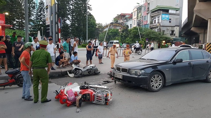 Dung tim canh nu xe BMW gay tai nan lien hoan tren duong Ha Noi-Hinh-2