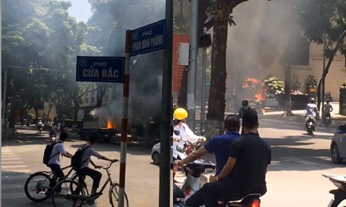 Xe tai boc chay kem theo tieng no lon lao vun vut giua duong pho Ha Noi