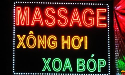 Ha Noi: Nghi gia danh canh sat hinh su den quan massage cuong doat tien