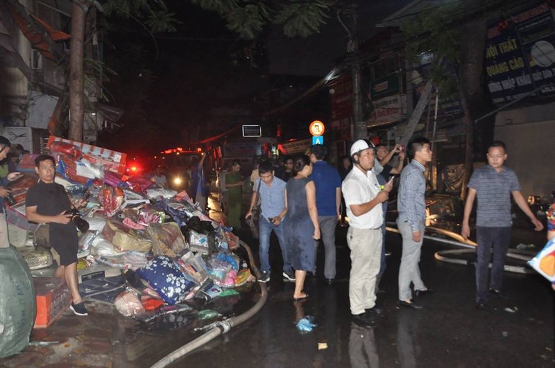 Hien truong khung khiep chay lon o De La Thanh, 10 can nha thiet hai-Hinh-8