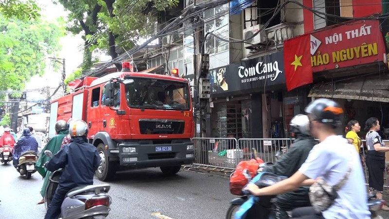 Lua lai bung phat o hien truong vu chay tren duong De La Thanh