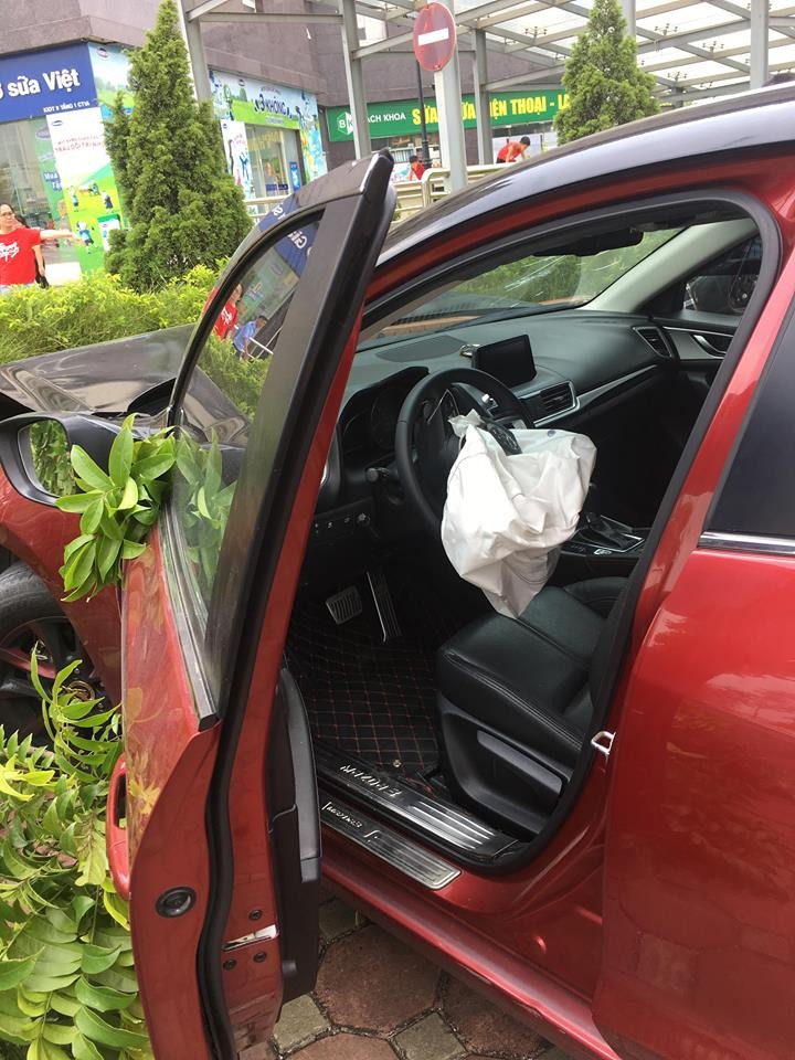 Vua bi phat, xe Mazda 3 lai dam lien hoan nao loan pho Ha Noi-Hinh-2