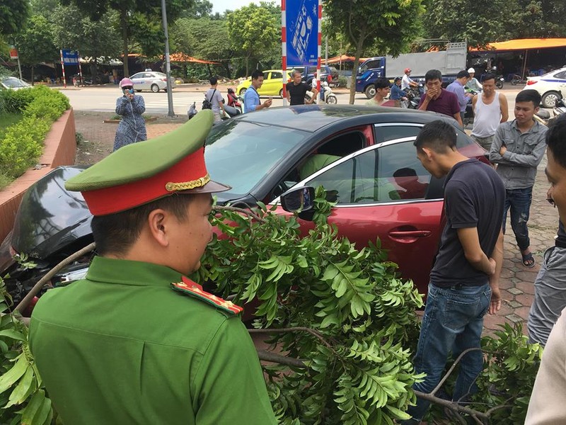 Vua bi phat, xe Mazda 3 lai dam lien hoan nao loan pho Ha Noi