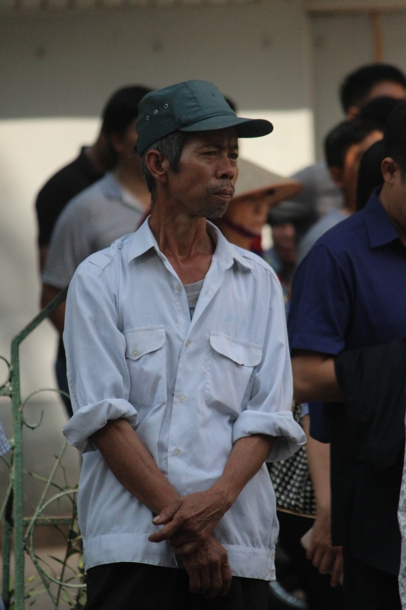 Xuc dong canh nguoi dan den vieng Chu tich nuoc tu som