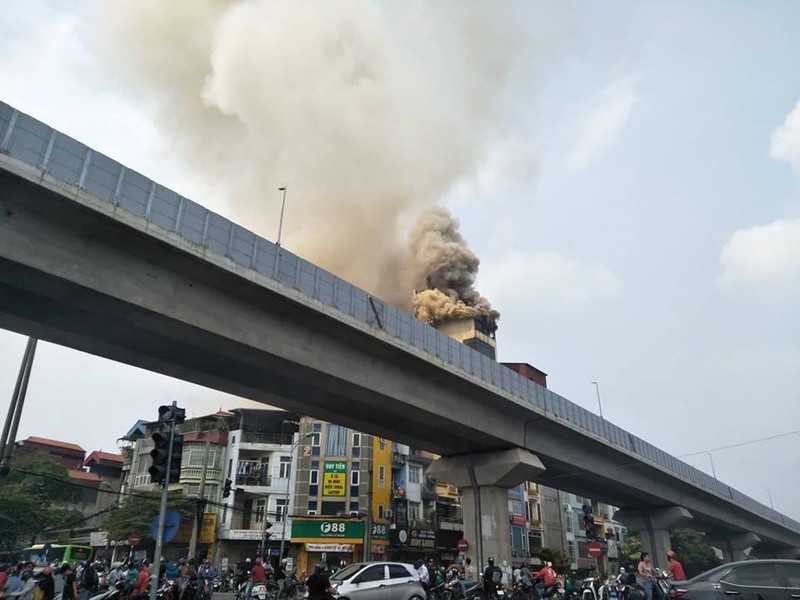 Ha Noi: Chay nha 7 tang  do dot vang ma ngay mung 1-Hinh-2