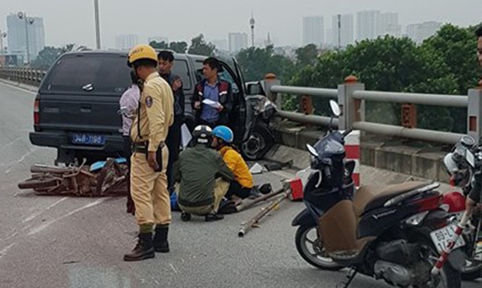 Ha Noi: O to bien xanh huc bay dai phan cach tren cau