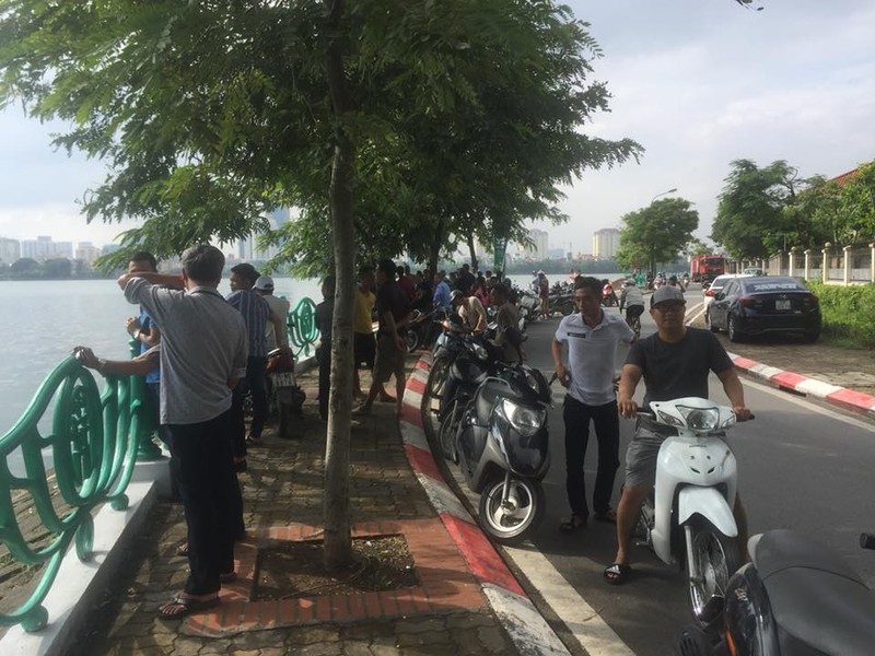 Ha Noi: Huy dong tho lan tim kiem nguoi dan ong mat tich tren ho Tay-Hinh-3