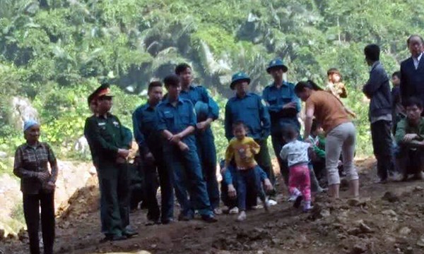 Hoa Binh: Trang dem giai cuu hai phu vang mac ket trong hang-Hinh-3