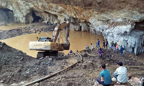 Hoa Binh: Trang dem giai cuu hai phu vang mac ket trong hang