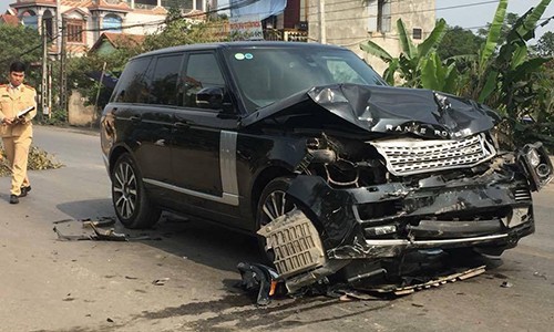 Xe Range Rover dam chet mot hieu truong roi bo chay