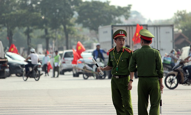 Co do sao vang nhuom do duong pho Ha Noi truoc tran Viet Nam - Philippines-Hinh-4