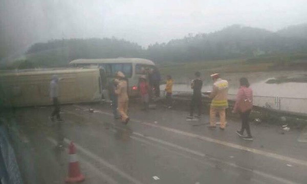 Hai o to dam nhau kinh hoang tren cao toc Noi Bai - Lao Cai-Hinh-3