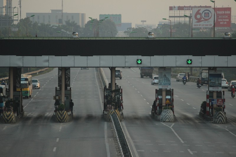 BOT Bac Thang Long - Noi Bai xa tram: Nhan vien thu phi ngoi khoanh tay ngu-Hinh-3