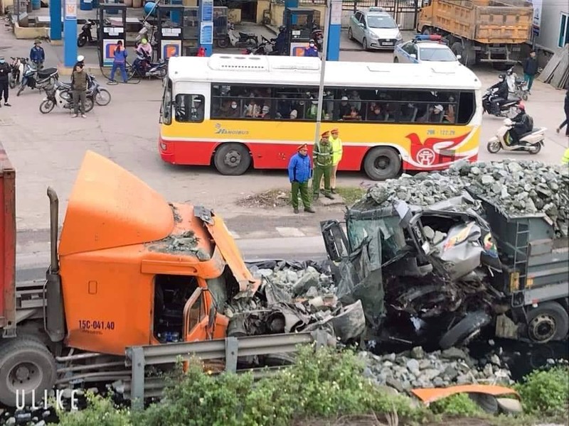 Xe tai cho da dam container kinh hoang tren duong Ha Noi