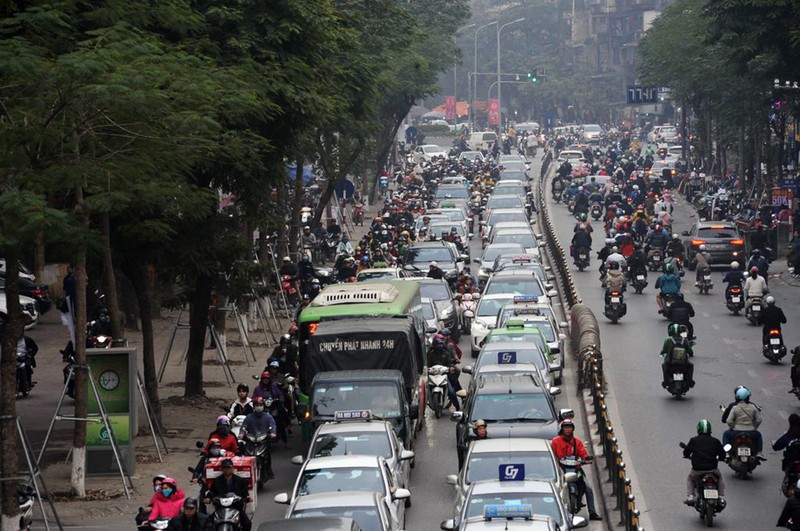 Anh: Gan Tet Nguyen dan, duong Ha Noi tac kinh hoang tu sang den toi-Hinh-3