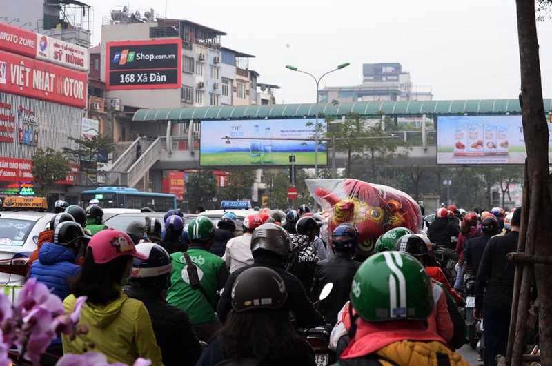 Anh: Gan Tet Nguyen dan, duong Ha Noi tac kinh hoang tu sang den toi-Hinh-6