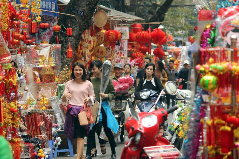 Dong nghet nguoi chen nhau o cho phien doc dao tai Ha Noi-Hinh-10