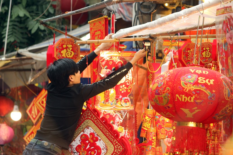 Dong nghet nguoi chen nhau o cho phien doc dao tai Ha Noi-Hinh-14