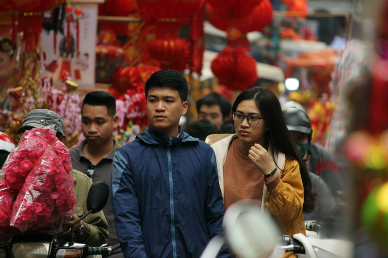 Dong nghet nguoi chen nhau o cho phien doc dao tai Ha Noi-Hinh-19