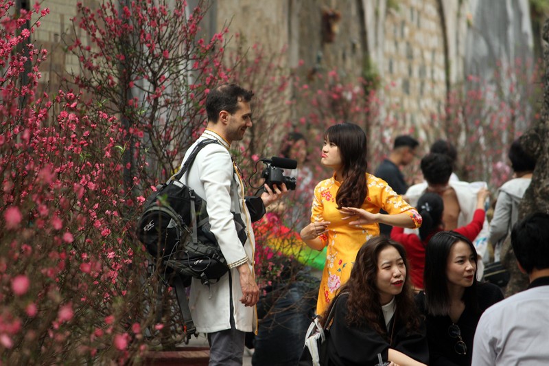 Nguoi Ha Noi dien ao dai, khoe dang tren pho bich hoa Phung Hung-Hinh-14