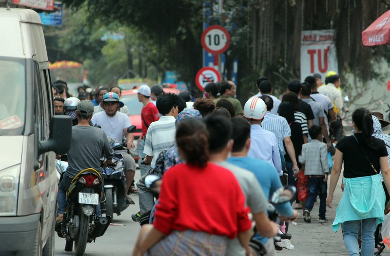 Anh: Chua khai hoi du khach da nuom nuop keo ve chua Huong-Hinh-14