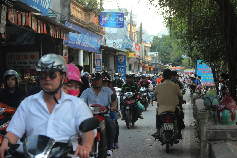 Anh: Chua khai hoi du khach da nuom nuop keo ve chua Huong