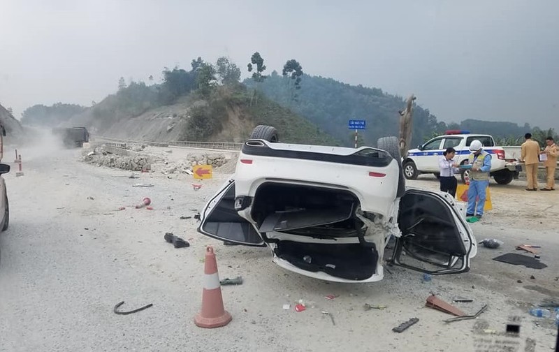 O to Mazda 6 lat “phoi bung” tren cao toc Noi Bai - Lao Cai