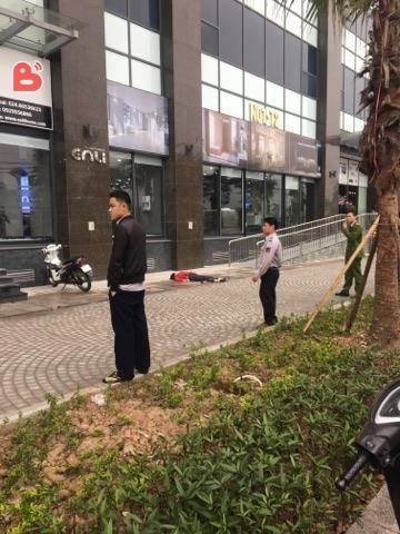 Ha Noi: Nguoi phu nu nam chet ben vung mau o sanh chung cu N01T2