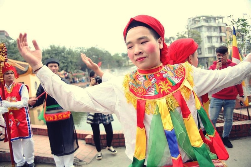 Trai lang to son, danh ma hong mua “Con di danh bong” o Ha Noi