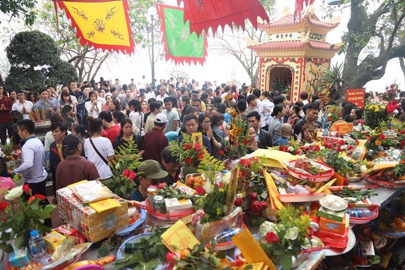 Anh: Tien le rai khap phu Tay Ho ngay ram thang gieng-Hinh-7