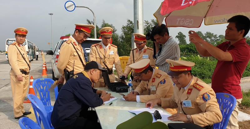 Duong tinh voi ma tuy, tai xe cho biet “chi hut thuoc la dien tu“