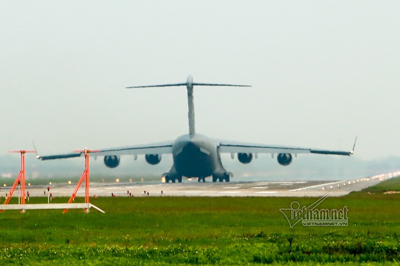 May bay van tai C-17 My lien tuc cat, ha canh tai Noi Bai-Hinh-8