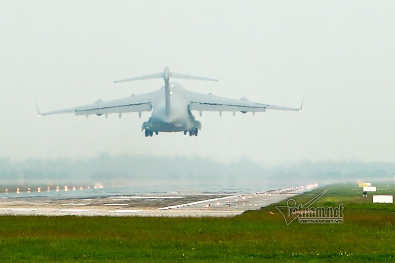 May bay van tai C-17 My lien tuc cat, ha canh tai Noi Bai-Hinh-9