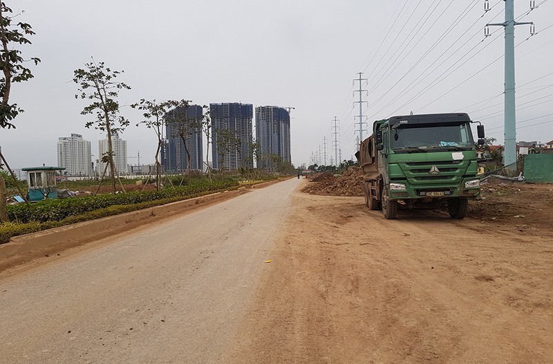 Ha Noi: Dan ngan ngam di tren con duong nhech nhac, bui ban-Hinh-5