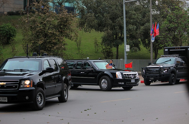 Can canh “Quai thu” Cadillac One dua Tong thong Trump roi Ha Noi-Hinh-3