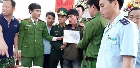 Bat doi tuong nguoi Lao “cong” 60.000 vien ma tuy vao Viet Nam