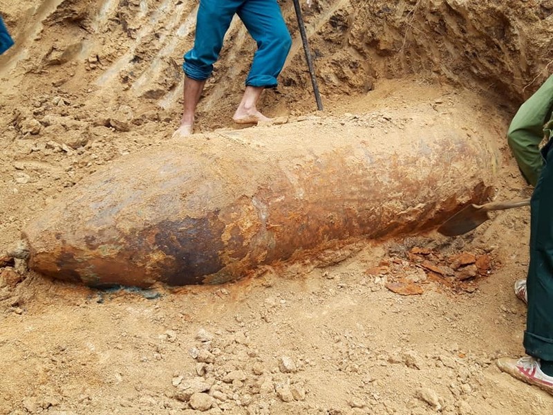 Phat hien qua bom “khung” nang 1,3 tan trong vuon nha dan-Hinh-2