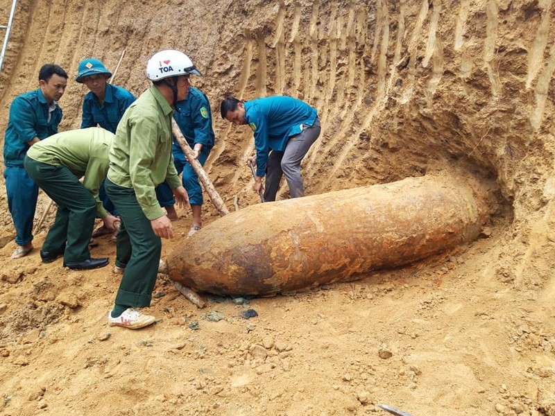 Phat hien qua bom “khung” nang 1,3 tan trong vuon nha dan