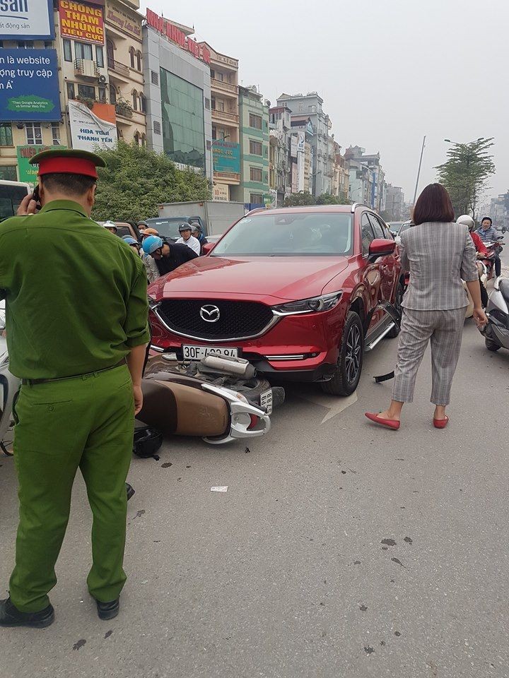 Hien truong nu tai xe lai oto dam loat xe may o Ha Noi-Hinh-4