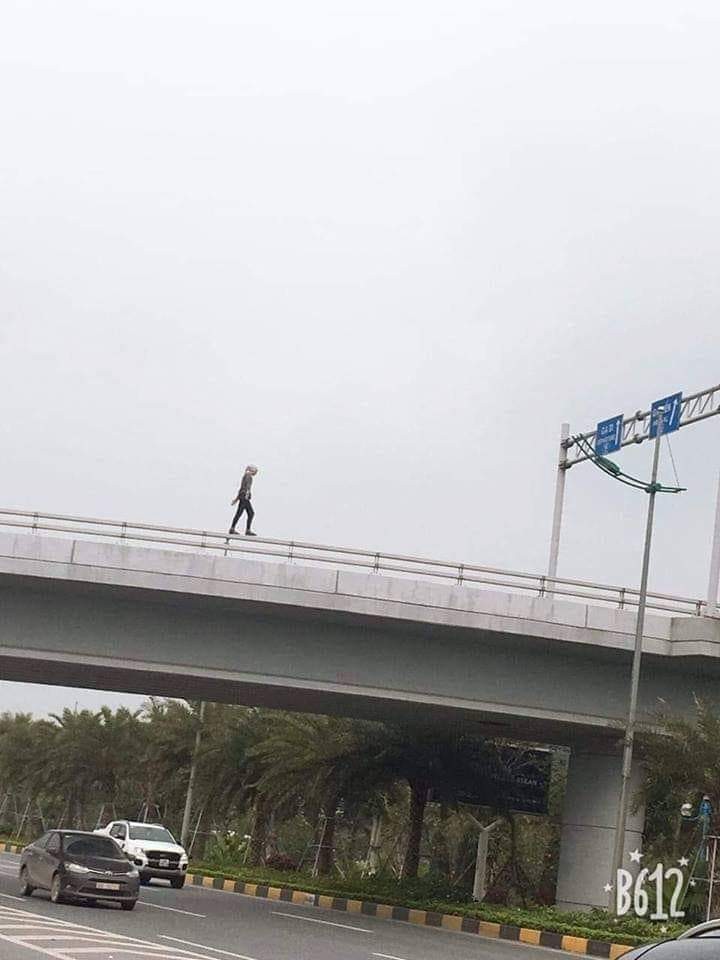 Co gai nuoc ngoai nhay cau vuot tu vong tai san bay Noi Bai