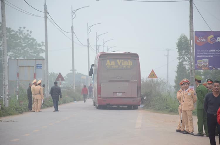 Bat ngo ve nhan than tai xe xe khach dam doan nguoi dua tang-Hinh-2