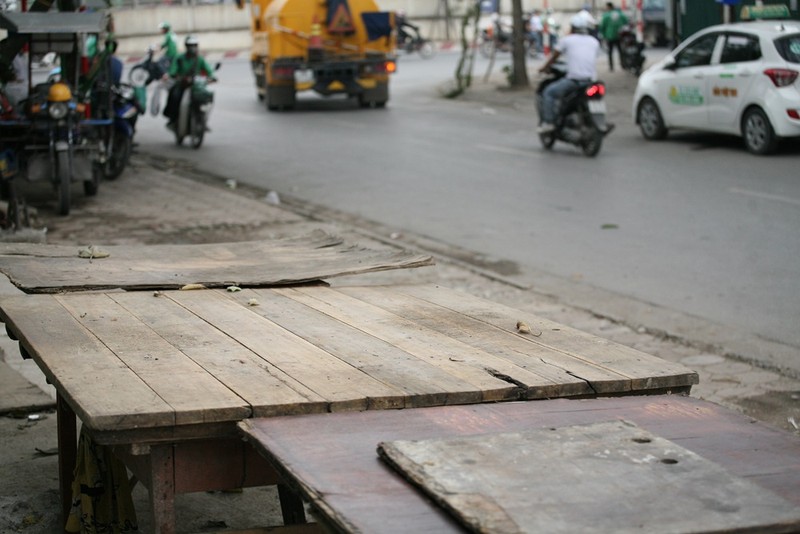 Ha Noi: Hinh anh “ky la” tren pho Tran Quoc Vuong vao ban ngay-Hinh-5