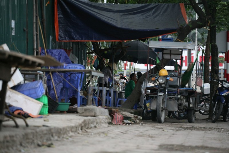 Ha Noi: Hinh anh “ky la” tren pho Tran Quoc Vuong vao ban ngay-Hinh-14