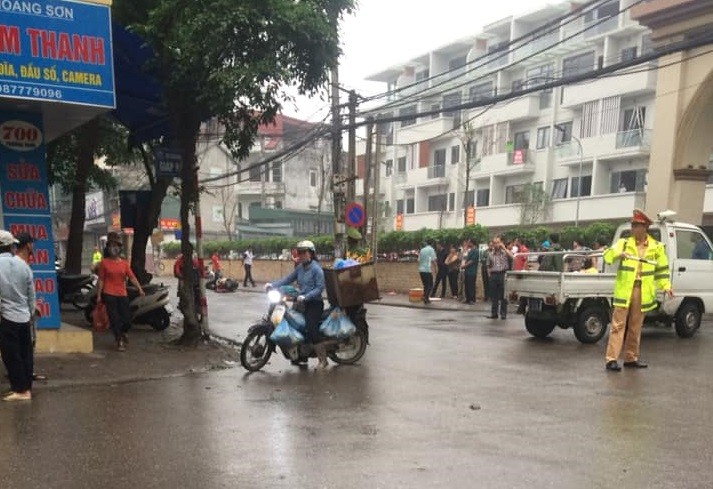 That kinh thi the nguoi phu nu canh xe may tren duong Ha Noi