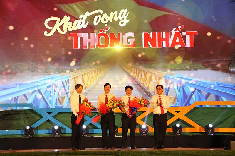 Chuong trinh nghe thuat tai hien ky uc hao hung o vi tuyen 17 tren song Ben Hai-Hinh-10