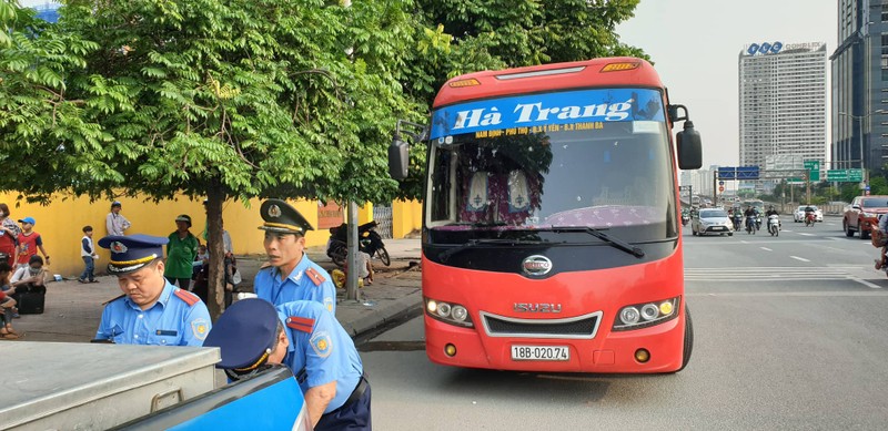 Ha Noi: TTGT “tram” xe khach 29 cho nhung nhoi nhet hon 70 nguoi-Hinh-2